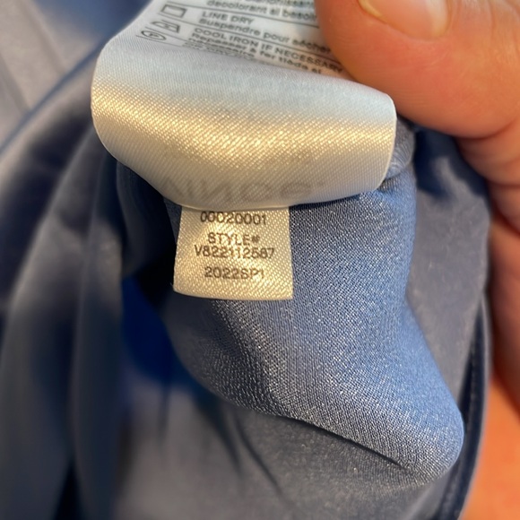 Vince Camilo Women’s Blue Silk Split Neckline Button Cuff Blouse Top Size Small - Picture 3 of 3